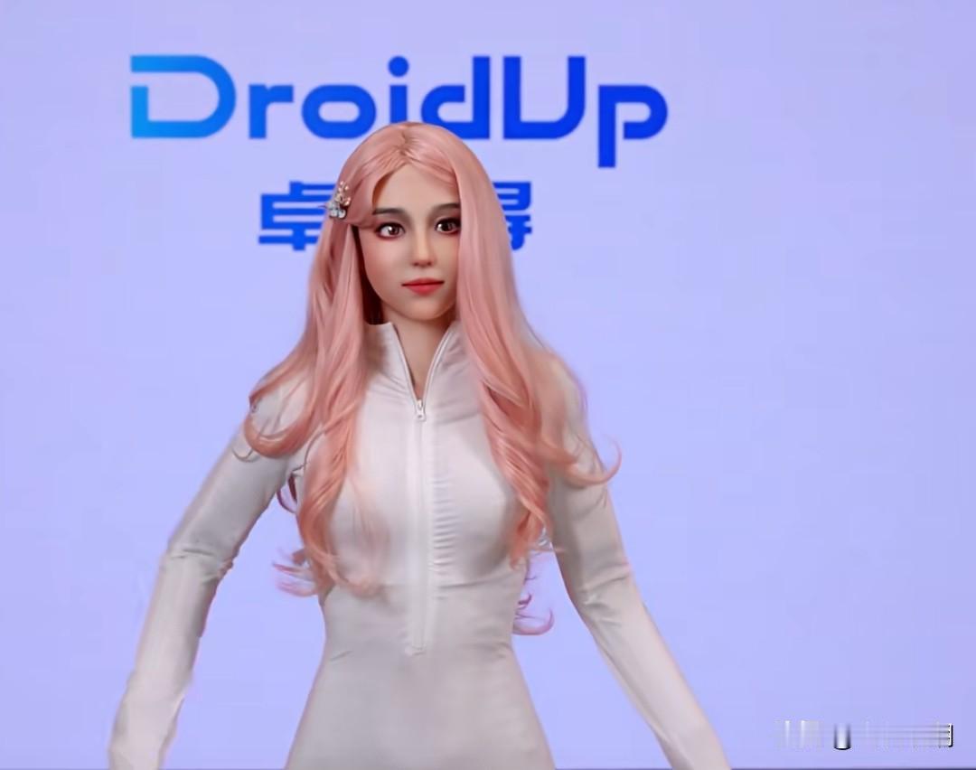 张江这款美女机器人太像人了…

身高体重都与真人相似，皮肤还可调节温度，走起来路