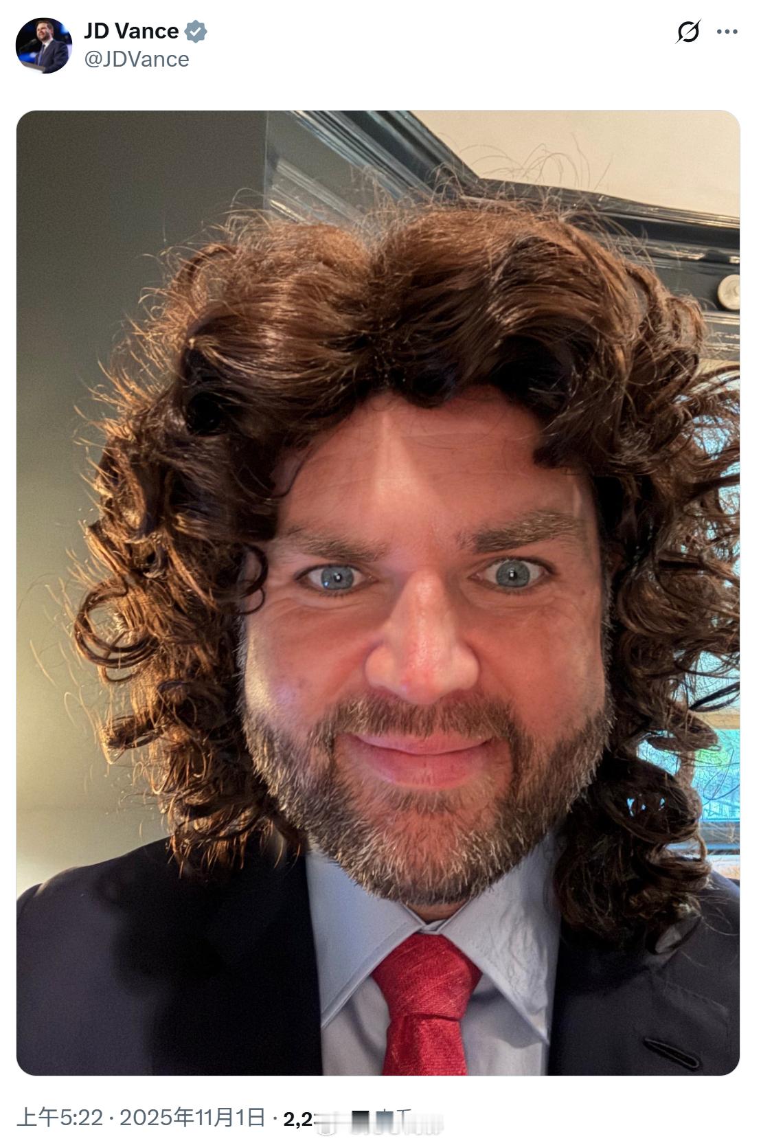 美国副总统万斯在万圣节期间，在其X帐号上发布了一张照片，像极了他的表情包海外新鲜