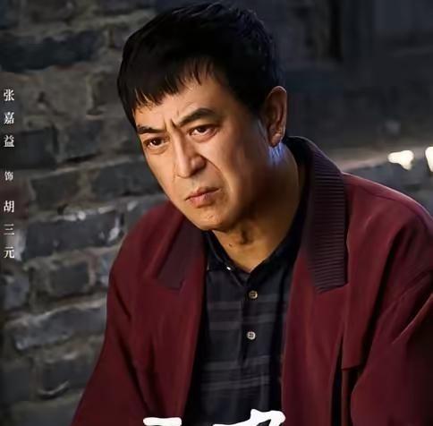 张嘉益现在拍戏有个铁规矩：合同可以谈，但剧组必须给孙浩塞个角，哪怕是蹭上来的龙套
