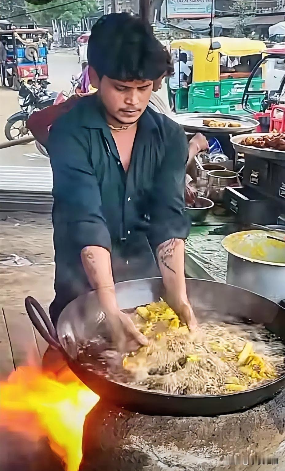 印度这个国家真是个个出奇才，什么事都可以被他们玩出花样，让人咋舌。前有摩托车上耍