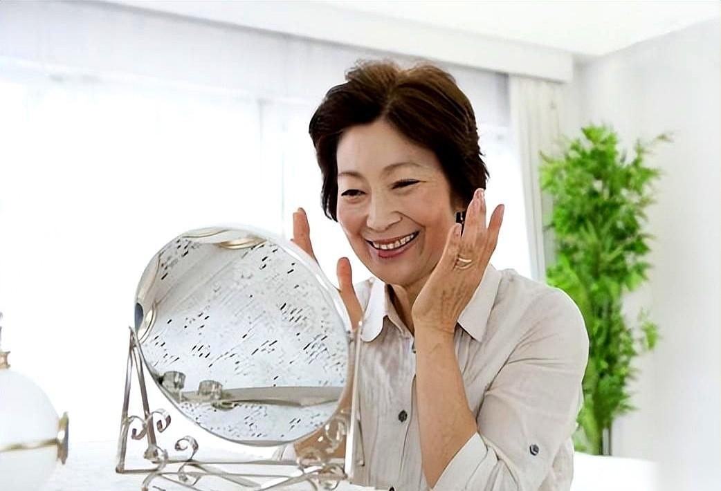 我跟你说，人这一辈子，最耗命的，根本不是抽烟喝酒熬大夜。
是你的情绪。
是你那点