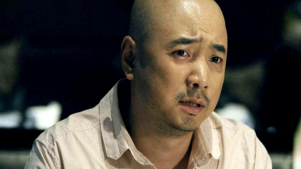 被骂丑到崩溃！包贝尔当众痛哭
 
发布会现场，他一条条念出“长得丑不配演”“滚出