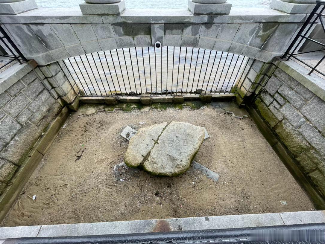 立国之石1620年清教徒在普利茅斯的登陆地，有块出名的石头，给石头盖了个殿，旁边