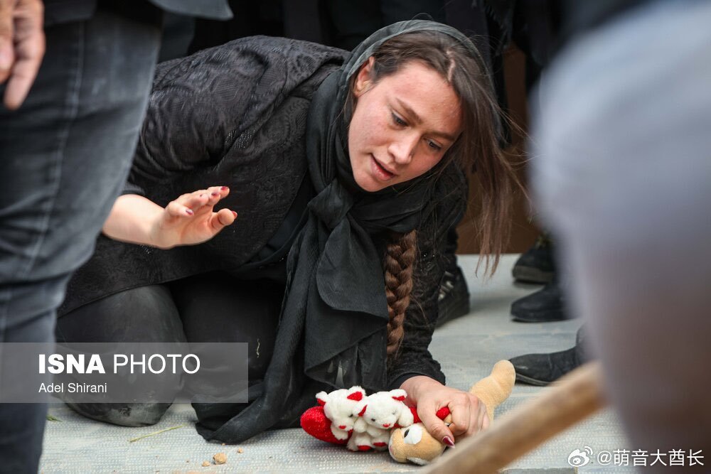 这种画面真的让人心里堵得慌。看着一个伊朗母亲亲手埋葬自己的孩子，这种痛根本没法用