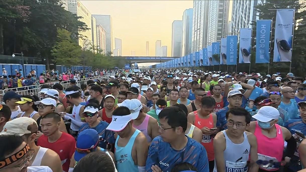 二零二五年，广西南宁马拉松正式开始了。
这场面也太壮观了吧，几万人汇聚在南宁民族