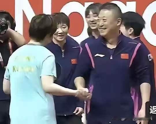 蒯曼拿下第三盘，马琳开心的走过来握手庆祝。明眼人都能看出来，女团赢在两个老将带一