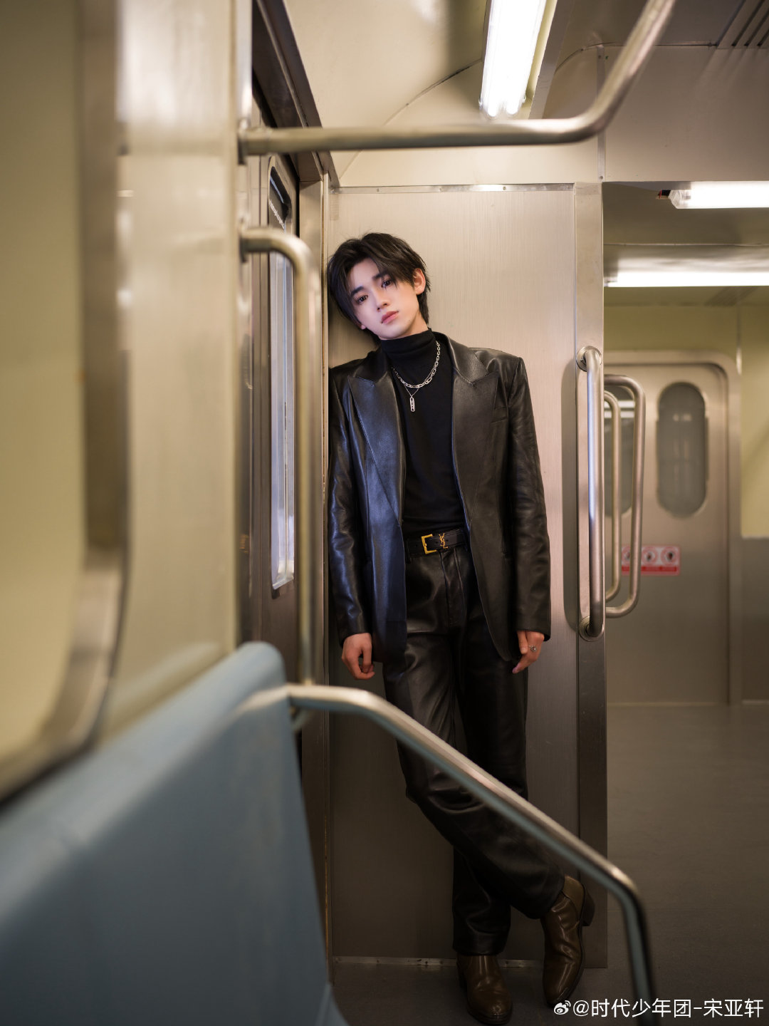 宋亚轩元宵节十五宫格宋亚轩元宵节十五宫格照片  宋亚轩元宵节十五宫格来啦，黑皮衣