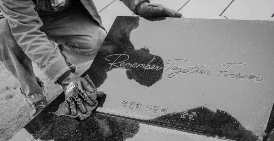 大S墓碑没有自己的名字徐熙媛一直很酷很有态度，是大女人性格的啊。大S的墓碑不是展