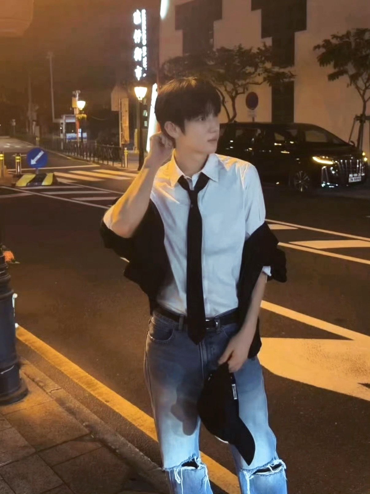 妹纸总是🧹得猝不及防因为你永远不知道他下一次的巧思是妆容表情动作还是穿搭 