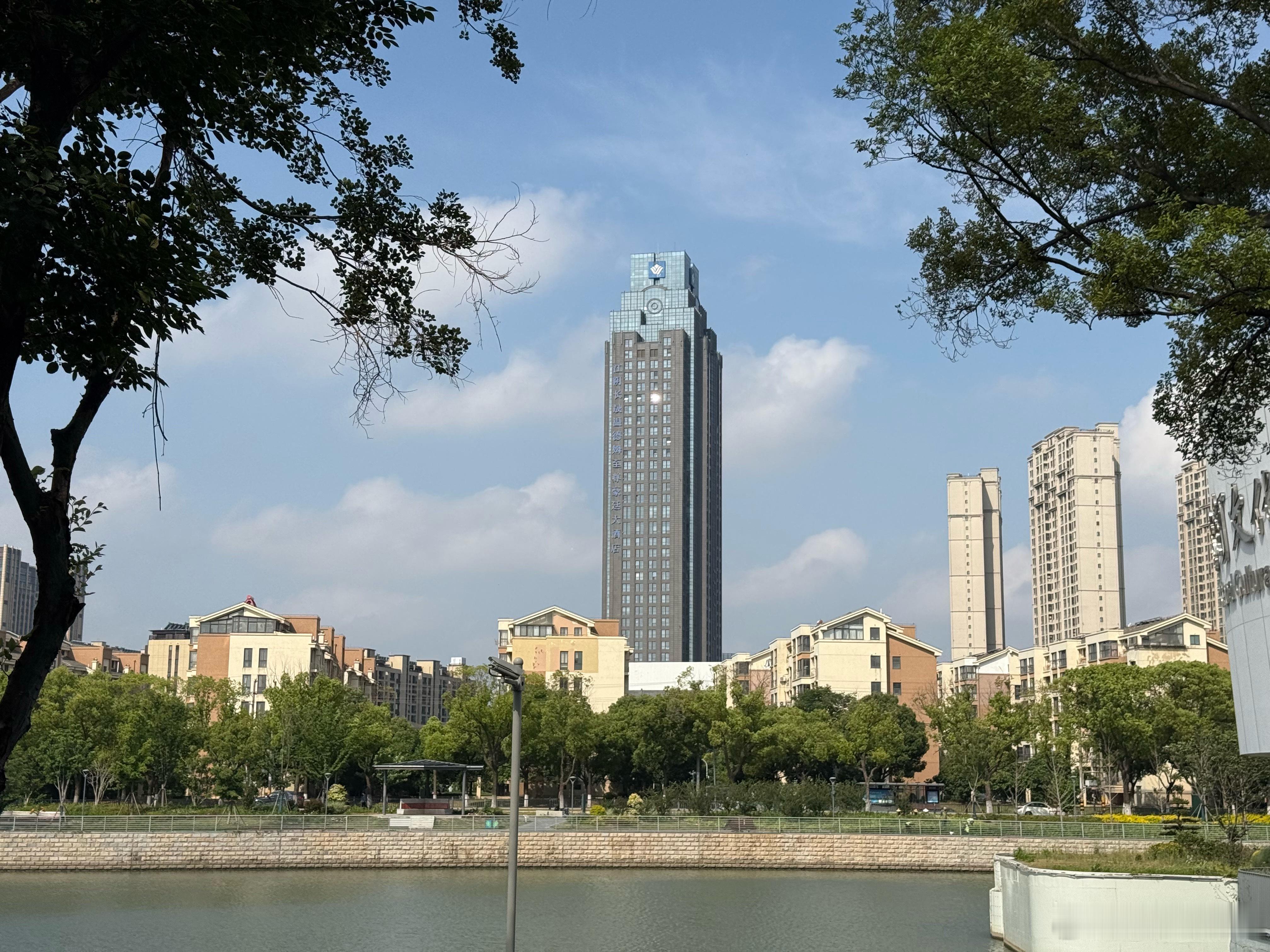 从江阴国乐岛看江阴长晟温德姆豪庭大酒店。 江阴·江阴国乐岛