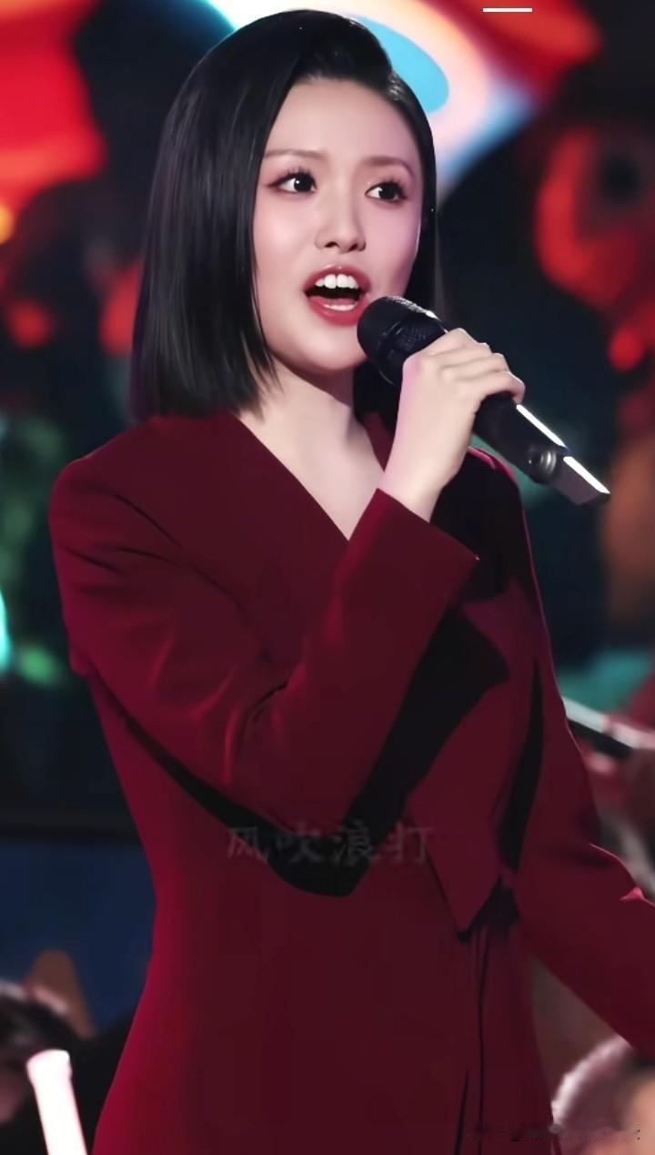 果然是红气养人！唱红歌的尧尧现在越来越自信美丽了！
从最初的拘谨到如今的收放自如