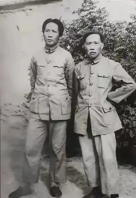 谁懂这张照片的含金量呀！

从1921到1949，从石库门到天安门，从南湖到中南