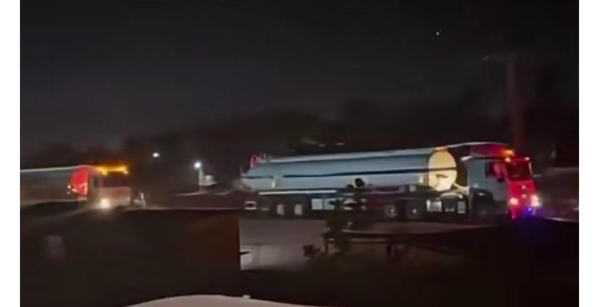 昨天傍晚，一支由约 300 辆油罐车组成的车队从科特迪瓦驶入马里首都巴马科，途中