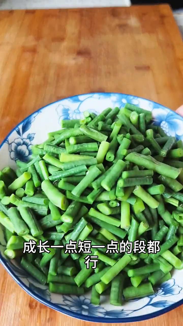 豇豆烩菜。
豇豆炒肉、炒辣椒是常菜，这个做法大多数人也没做过，真的可以去试一下。