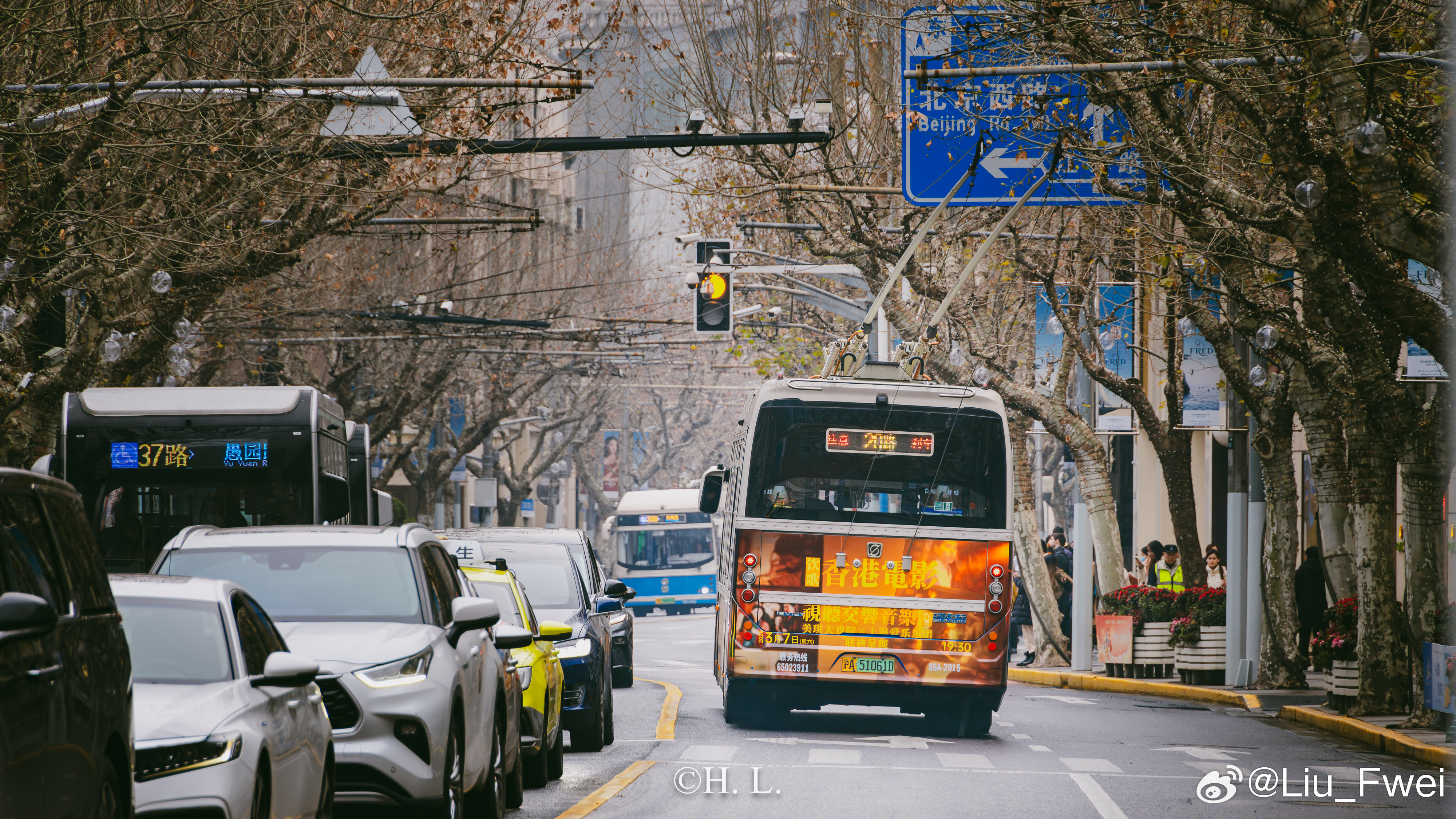 南京西路上的无轨电车。 