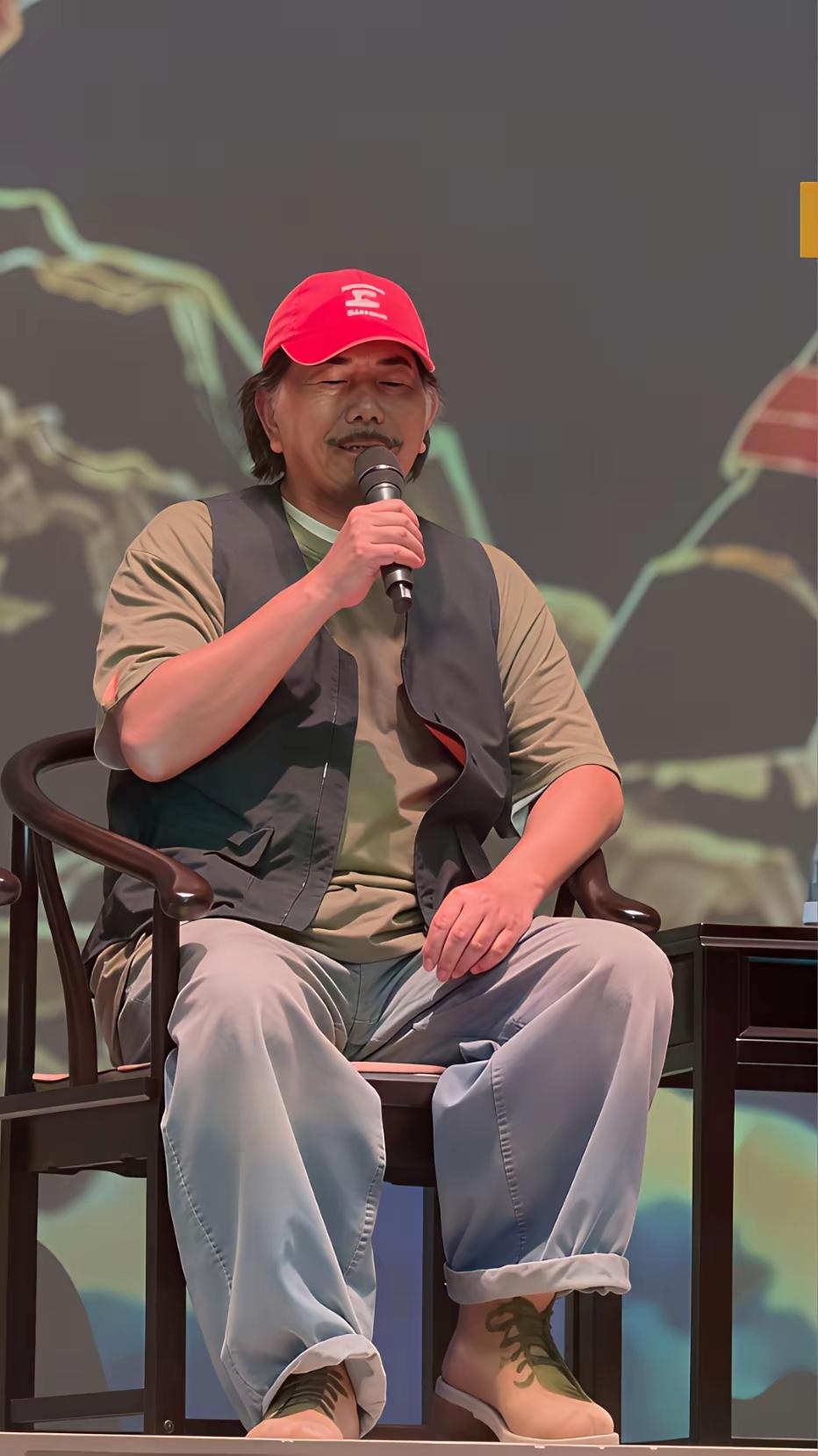 陈冠希穿着印有“中国”两字的衣服和陈秋生同台，引来网友的纷纷批评。

马来西亚贺