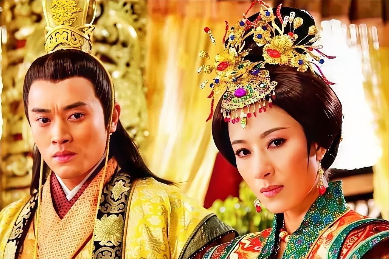 1462年，15岁的朱见深正在洗澡时，从小照顾他的乳娘进来加水。朱见深见状，握住