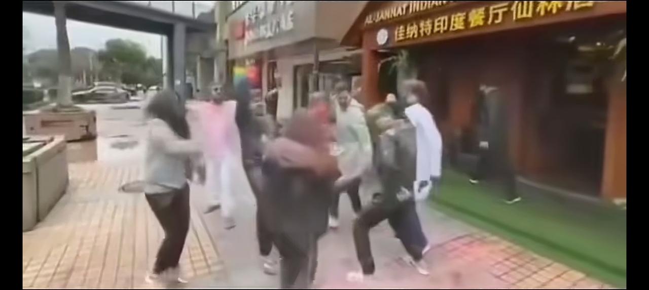 近日，南京仙林大学城附近，约20名印度人士在未报备的情况下，在餐厅门口搞撒红节活