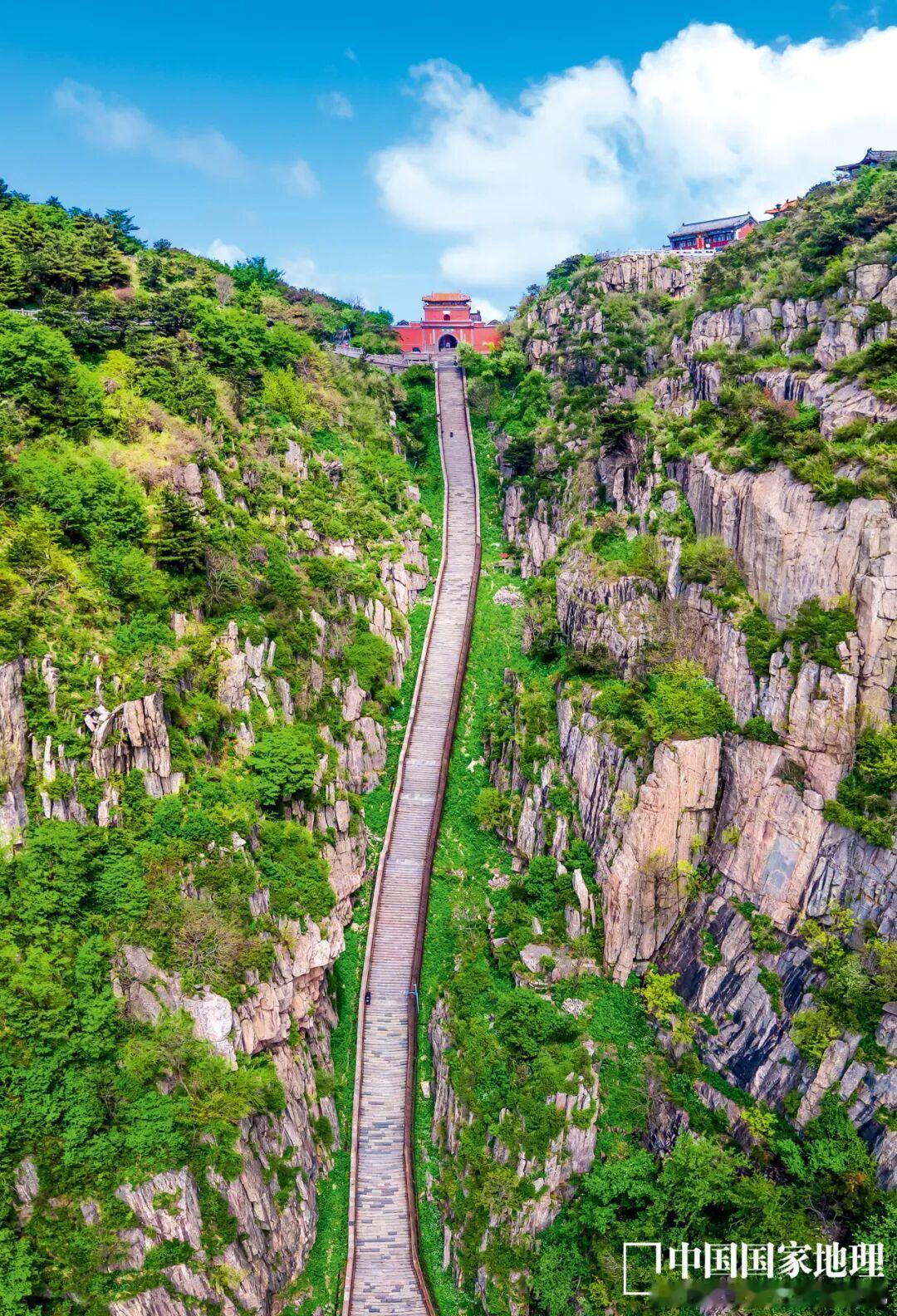 今日高考第一天，中国人喜欢把美好的期许，寄托于山河风景：盼一路顺遂，愿步步登高，