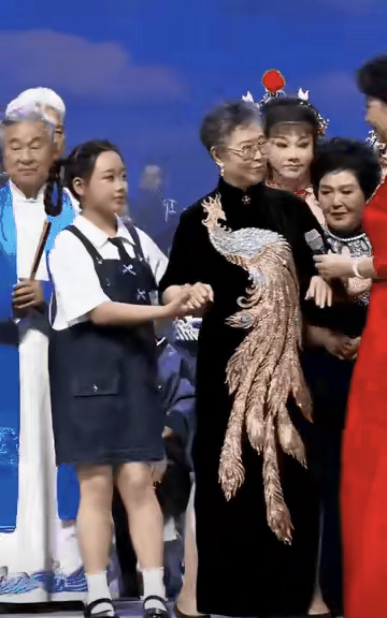 高桂芝——2026年的“年度拐王”！胳膊肘一拐，不仅c位，还彻底“翻红”，黑红也