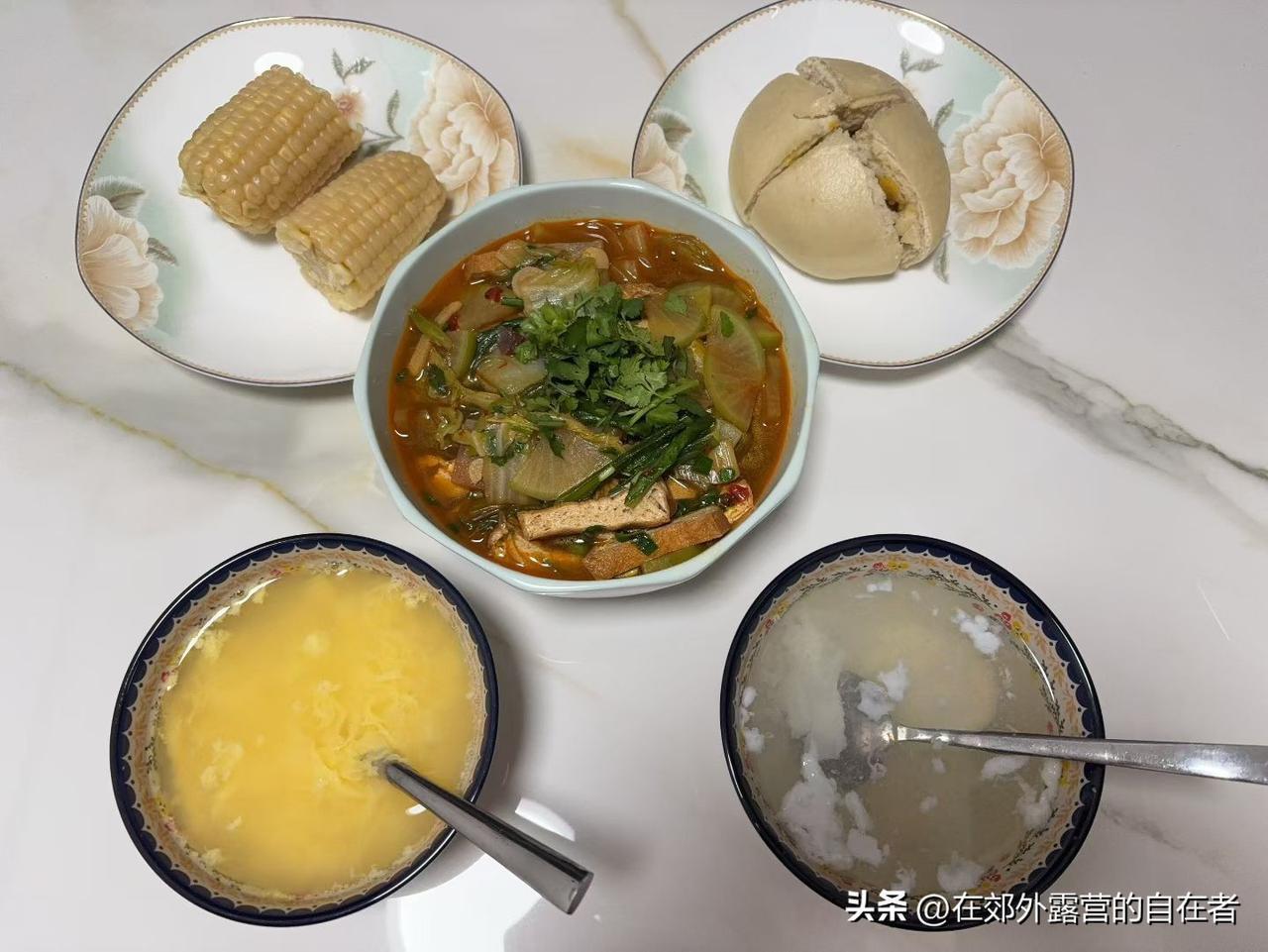 今早这桌早餐可太熨帖了！半根甜玉米甜丝丝，咬一口全是自然的香；豆沙包掰开就流心，