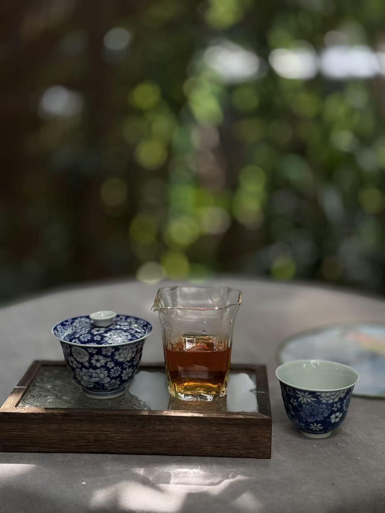 喝茶肚子饿就是茶叶在刮油吗？
错！
茶叶中的茶多酚，确实有刺激肠胃蠕动的效果。