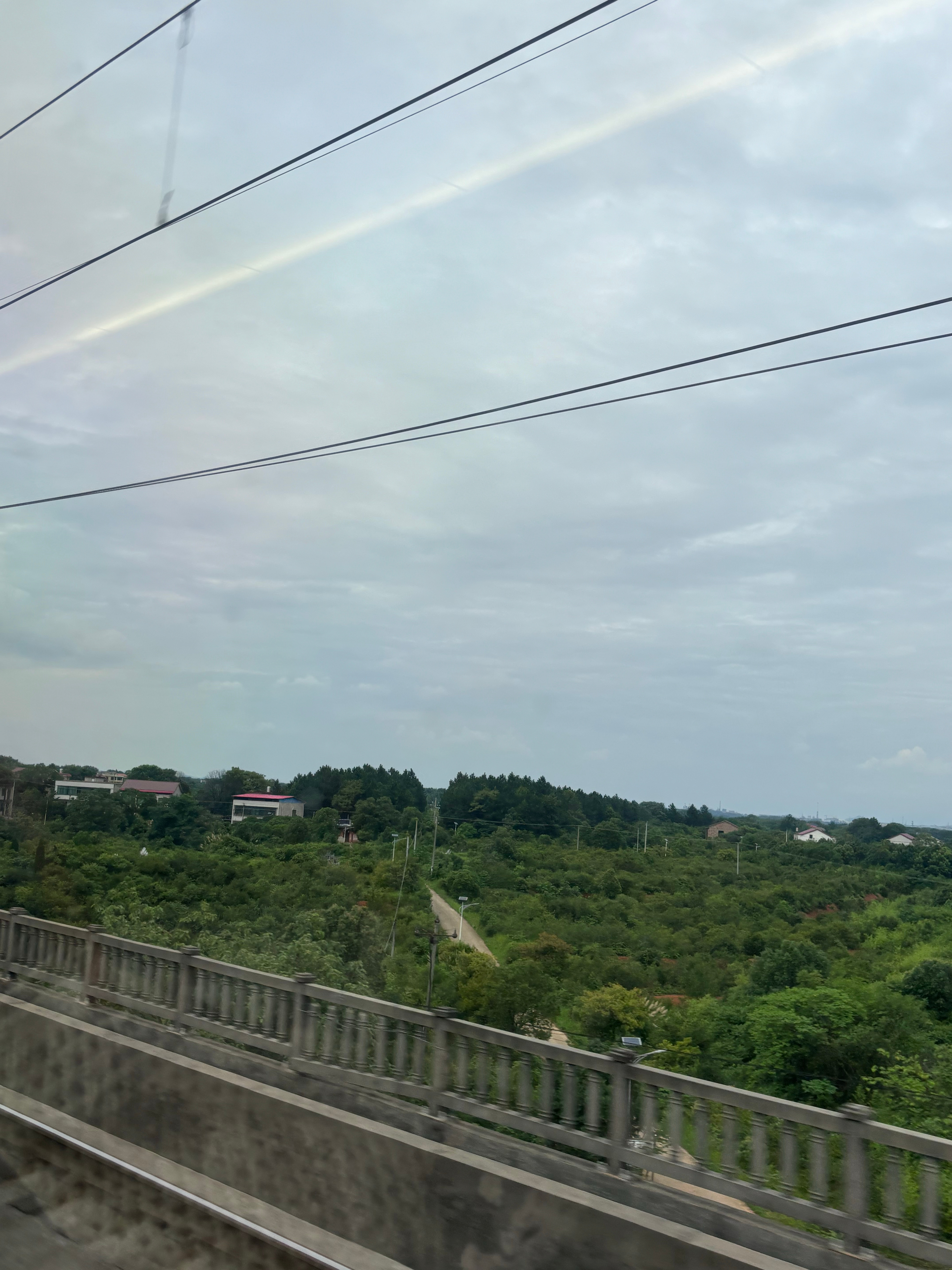 白鹿  家里在下雨靠你越近天气越好了 天气从阴转晴离我们相见的时刻也越来越近了，