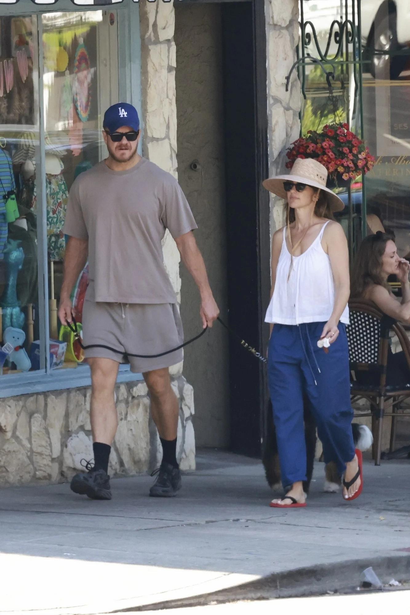 Dan Reynolds和女友Minka Kelly 5日洛杉矶外出早餐 