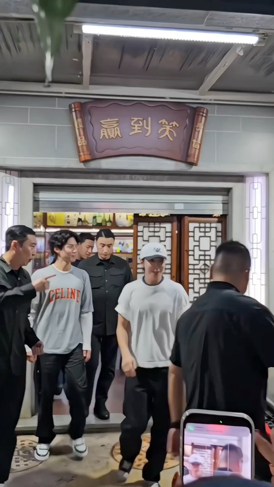 网友澳门偶遇朴宝剑郑容和澳门偶遇朴宝剑郑容和 甜品店 ​​​
