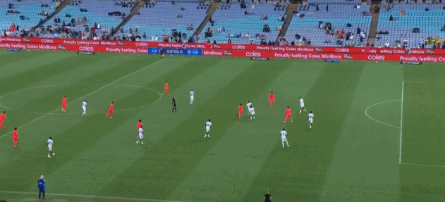 库拉索有点没把国足当盘菜啊，踢得有些懈怠。临近半场，挨一闷棍也是题内应有之义。比