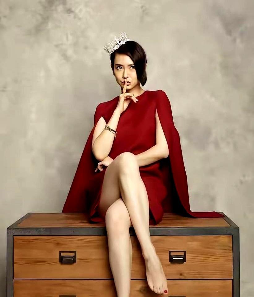 你见过杨紫琼那双畸形的脚吗？大拇指横向劈开，强行把二脚趾挤成了叠罗汉。
 
维多