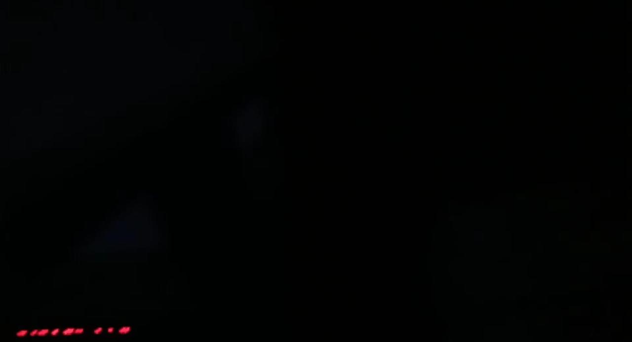 那电线杆上的两块砖摆出的造型跟监控里的天梯形状相似🚪，怎么又跟场地牵扯着呢