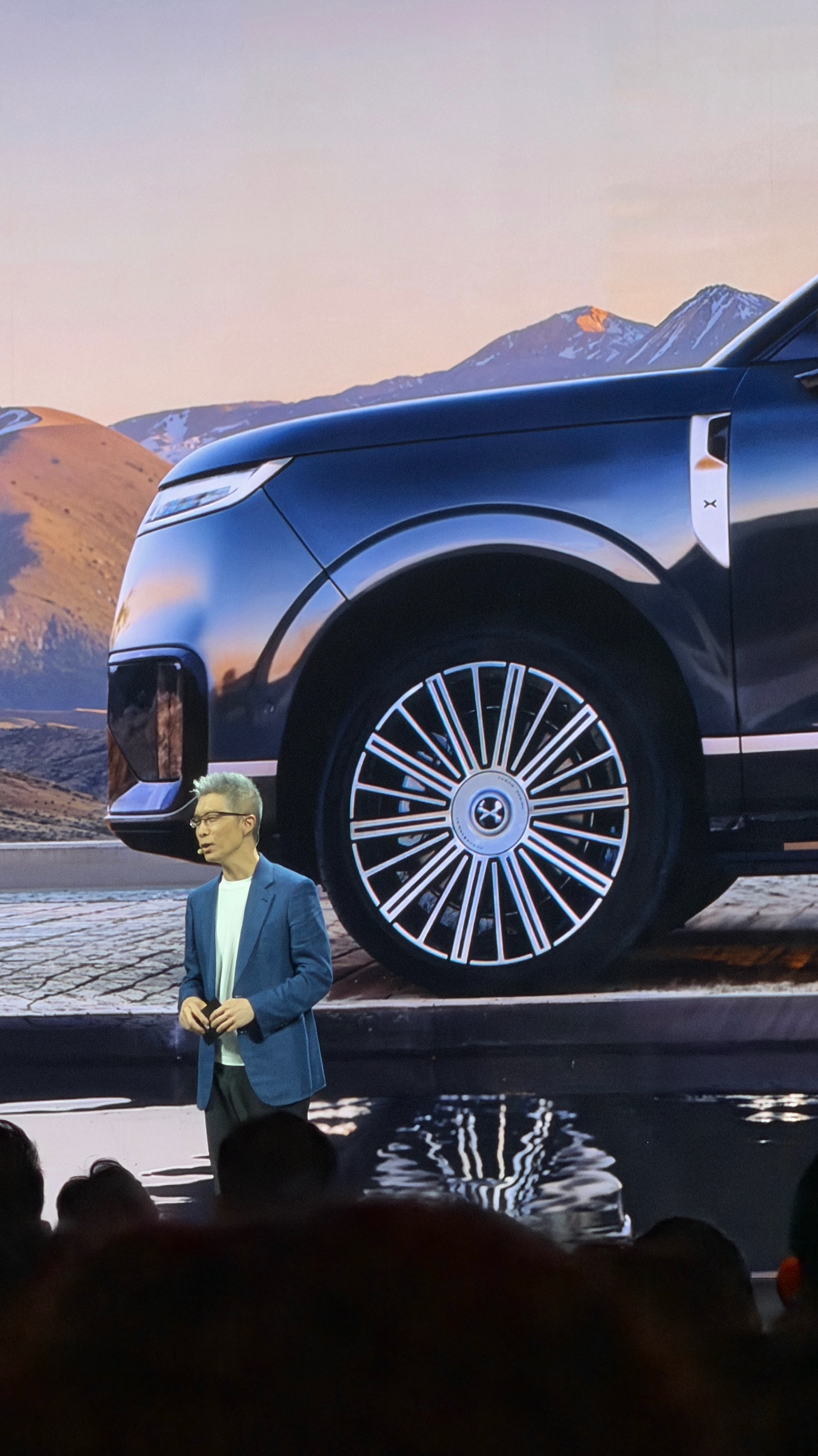 央视主持人就是不一样，这文字功底太扎实了新科技旗舰小鹏GX今晚预售小鹏GX把四大