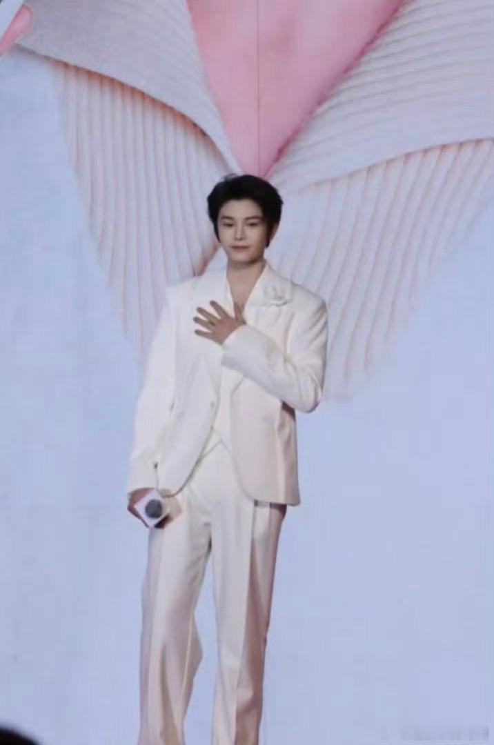丁禹兮纯白西装高级感 这套纯白西装封神现场！线条利落显高级，他站在台上松弛从容，