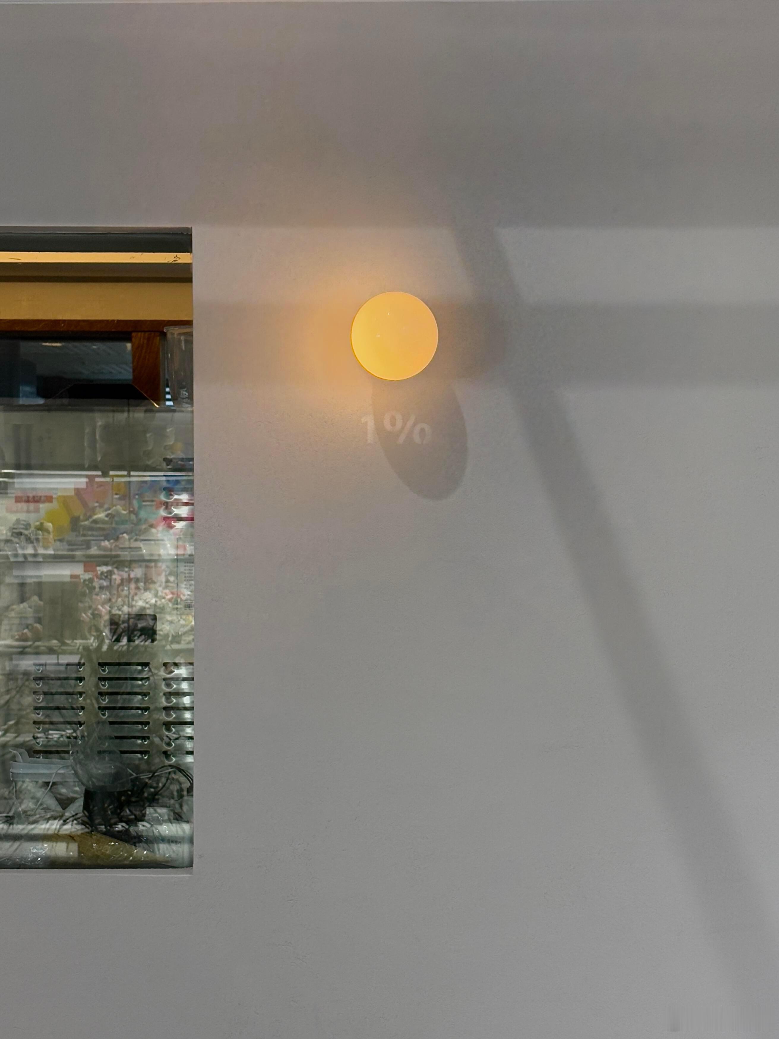 我还是个小人物，但也做了不少大事，吃大餐，喝大酒，睡大觉，逛大街。她说世界人生的