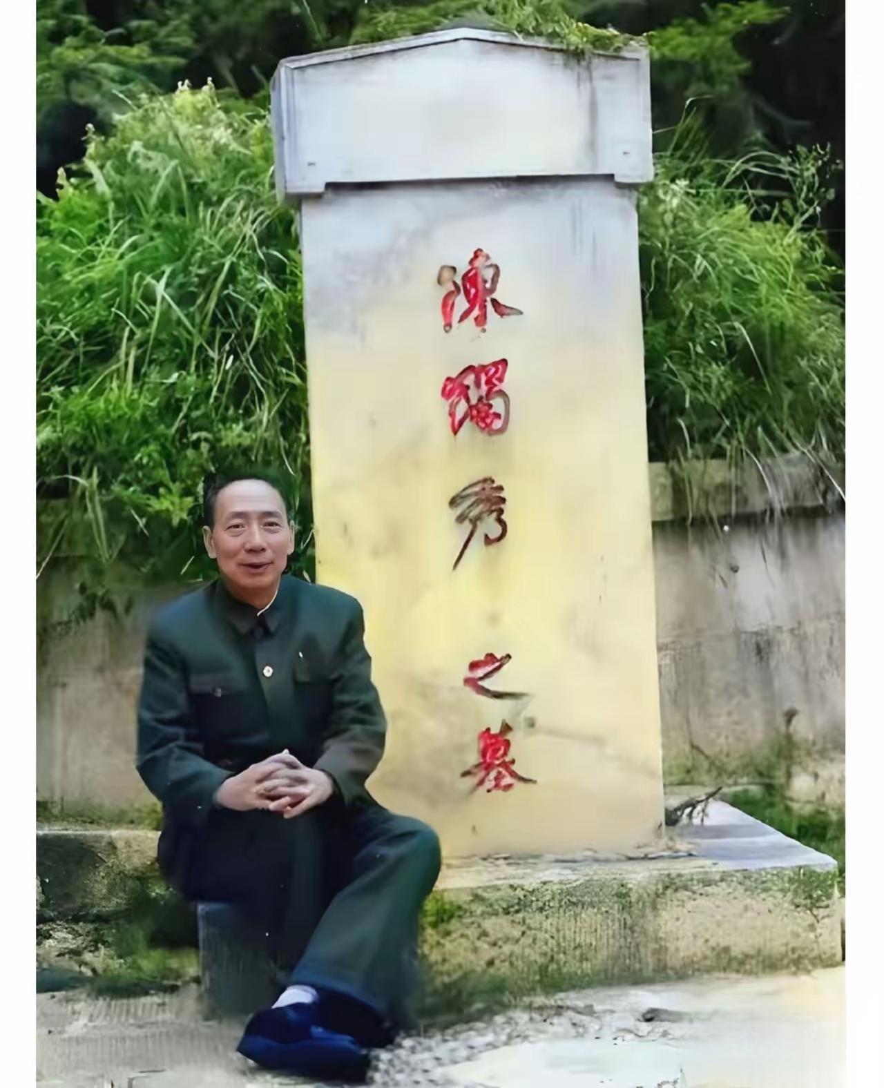 一九七六年的清明节，陈松年步行十多里路去为父亲扫墓。

那条土路被晨露打得湿漉漉