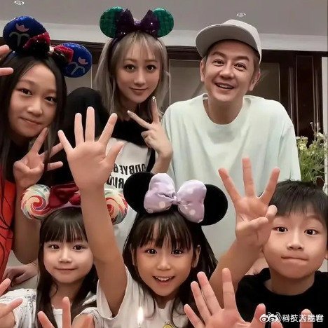 战争无情人有情，祝愿世界和平陈浩民岳父母含泪让票先救儿女