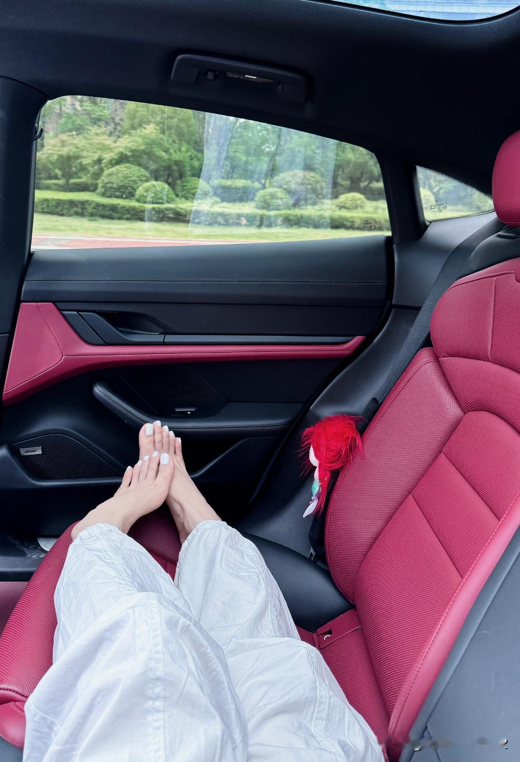 姐妹们，试婚纱的时候，你会觉得尴尬吗？
尤其是搂🐻的时候。闺蜜这几天试婚纱的时