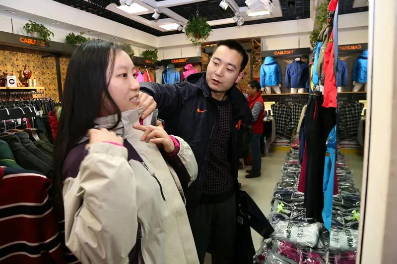 名牌衣服包包都是大家花钱买来的，却要让客户免费为物件做宣传，因为商家已经把Log