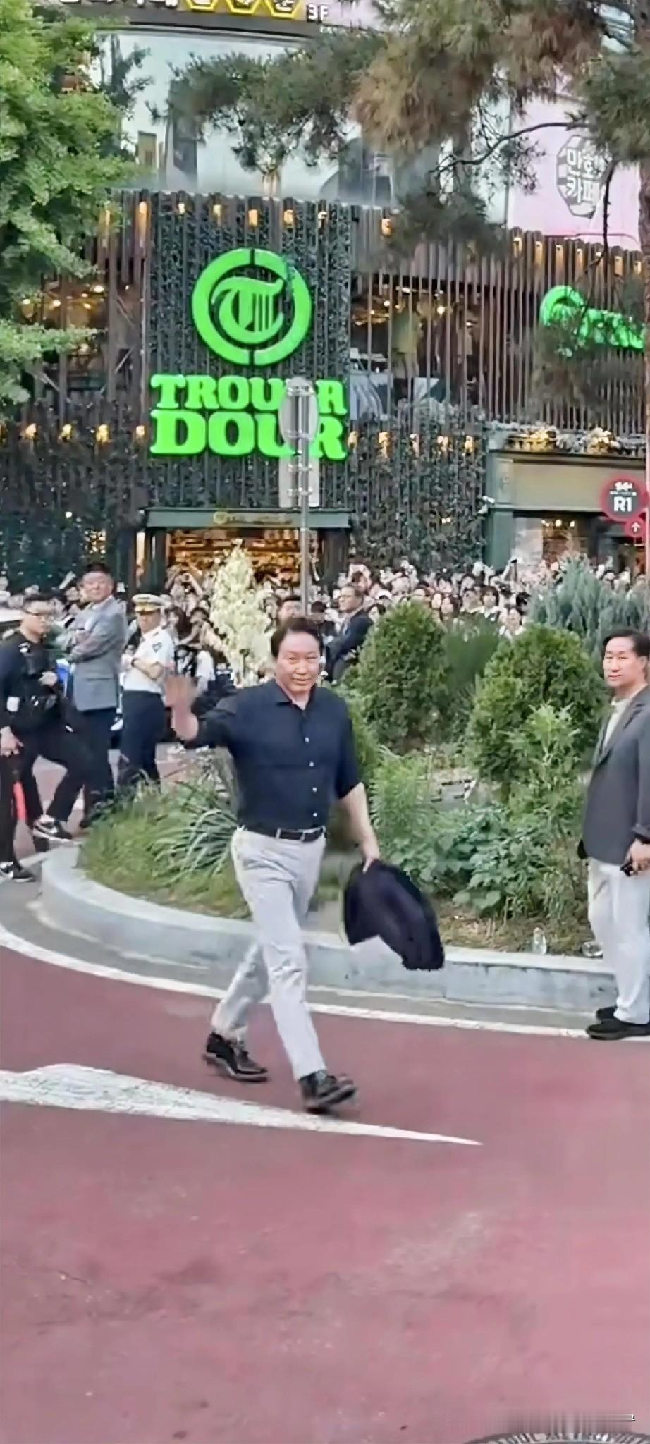 Sk海力士的老板∽崔泰源。
    现在国内科技圈的这些“精英们”，崇拜这家伙比