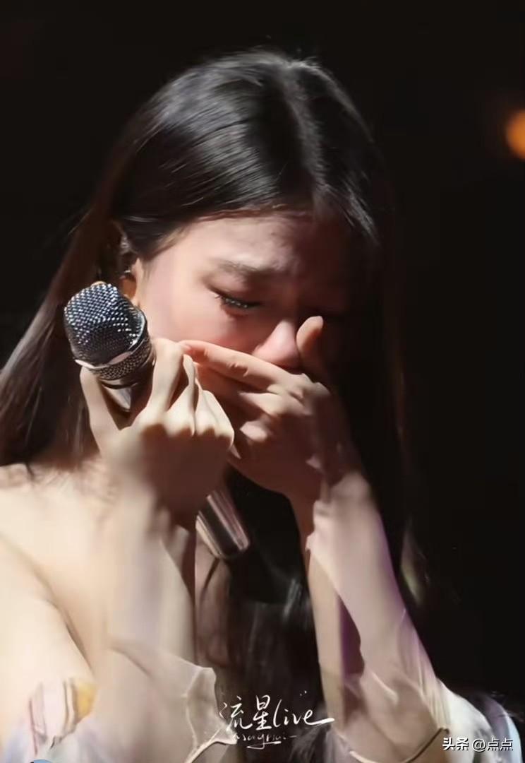 单依纯版权风波引热议，真诚道歉获网友理解
 
近日，单依纯曾因没拿下版权哭了一小