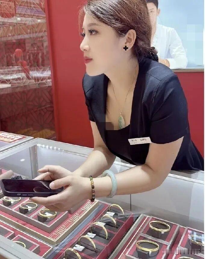 现在的金店生意越来越好了！有这样的小姐姐，生意不火没天理了！