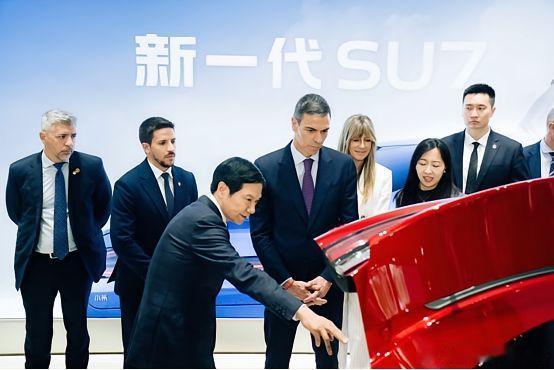 西班牙首相桑切斯参观小米科技园，深入了解并体验了小米新SU7、小米YU7、小米A