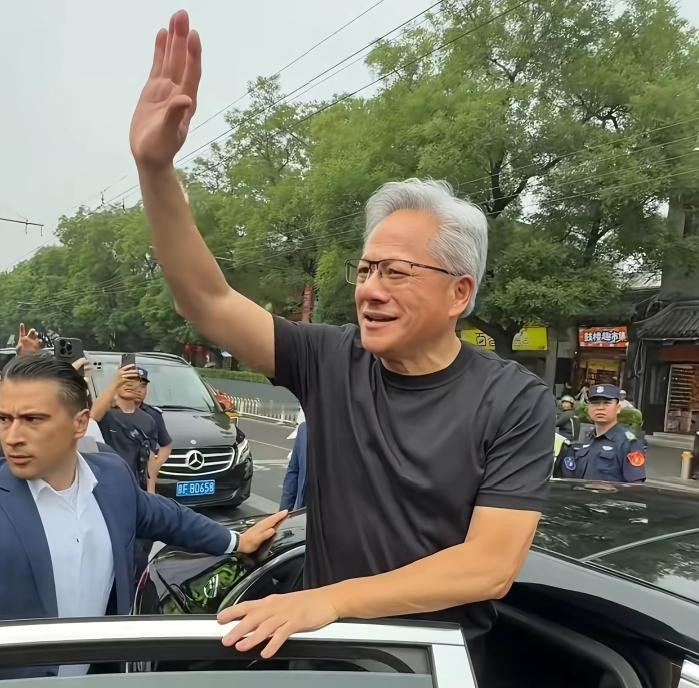 黄仁勋以前可不爱提自己是华人，满脑子都是美国那套。现在不一样了，来北京谈完生意，