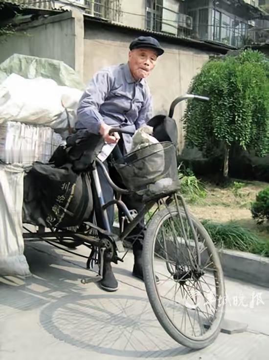 1974年，被劳教20年的抗战英雄吴其轺重获自由，只能靠蹬三轮车维持生计，但谁能