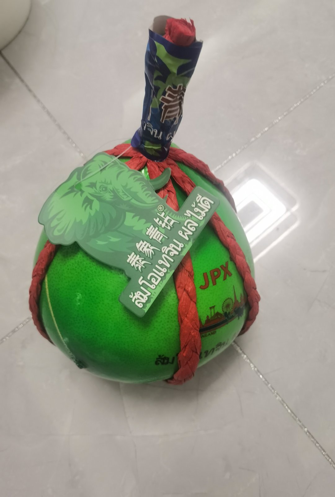 看它的造型，以为是一个不普通的柚子，结果它只是穿了件不一样的衣服