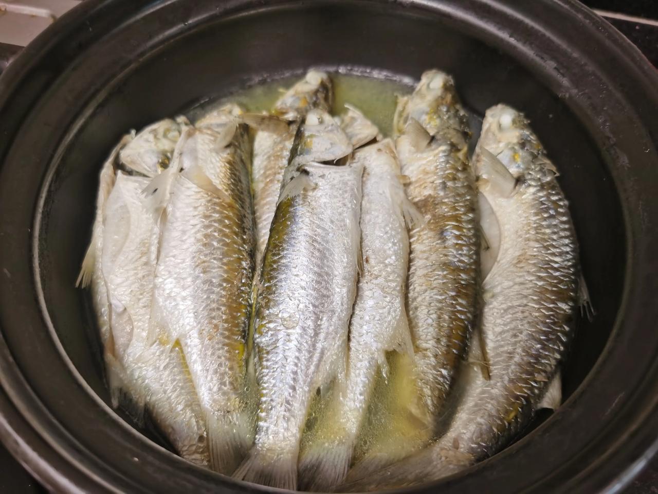  不会做啥美食，午餐在家一个人吃饭，一个鱼一个青菜，一锅粥，好简单。