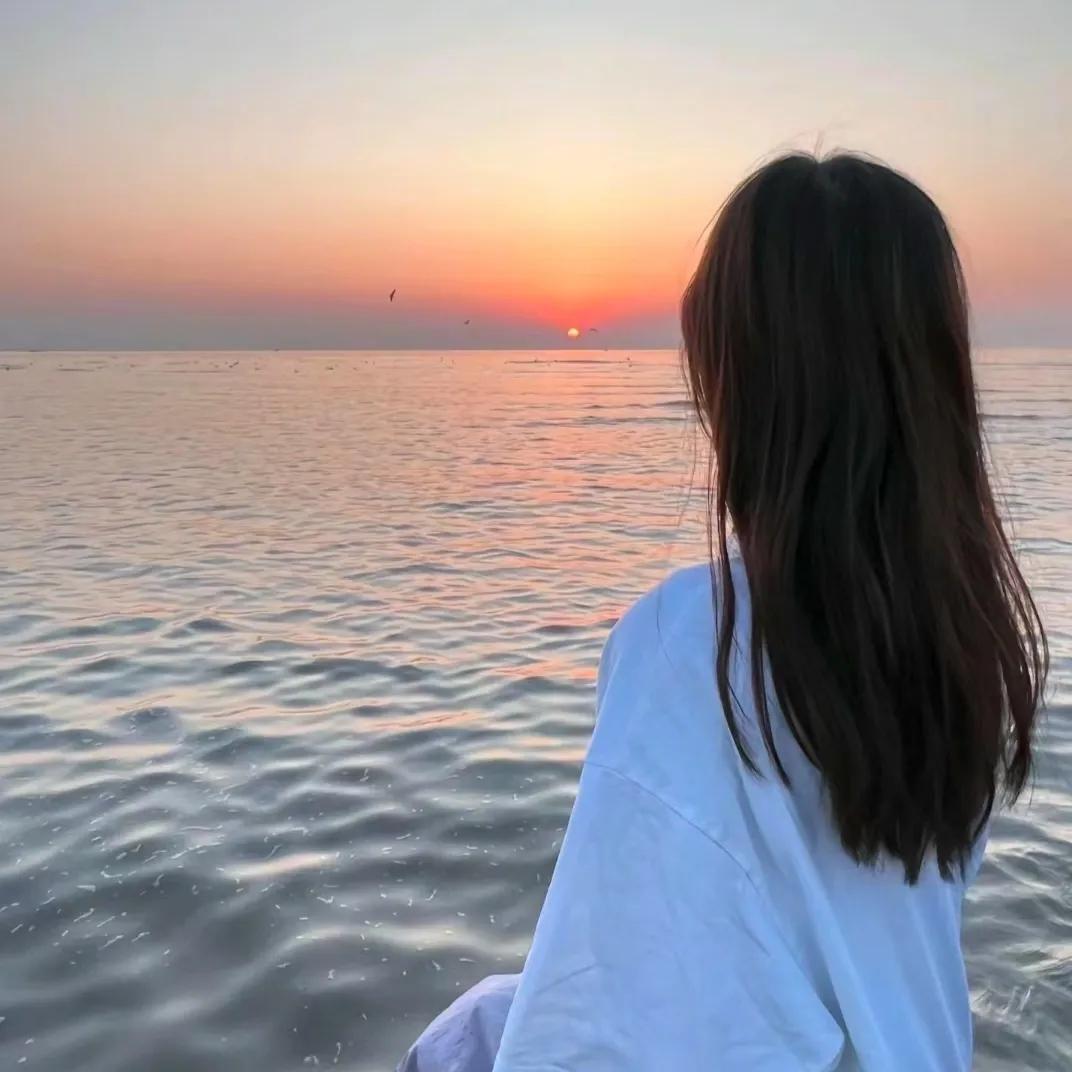 “董事长，有人来应聘。”“好的，叫他进来，我亲自面试。”董事长：请问你来应聘什么