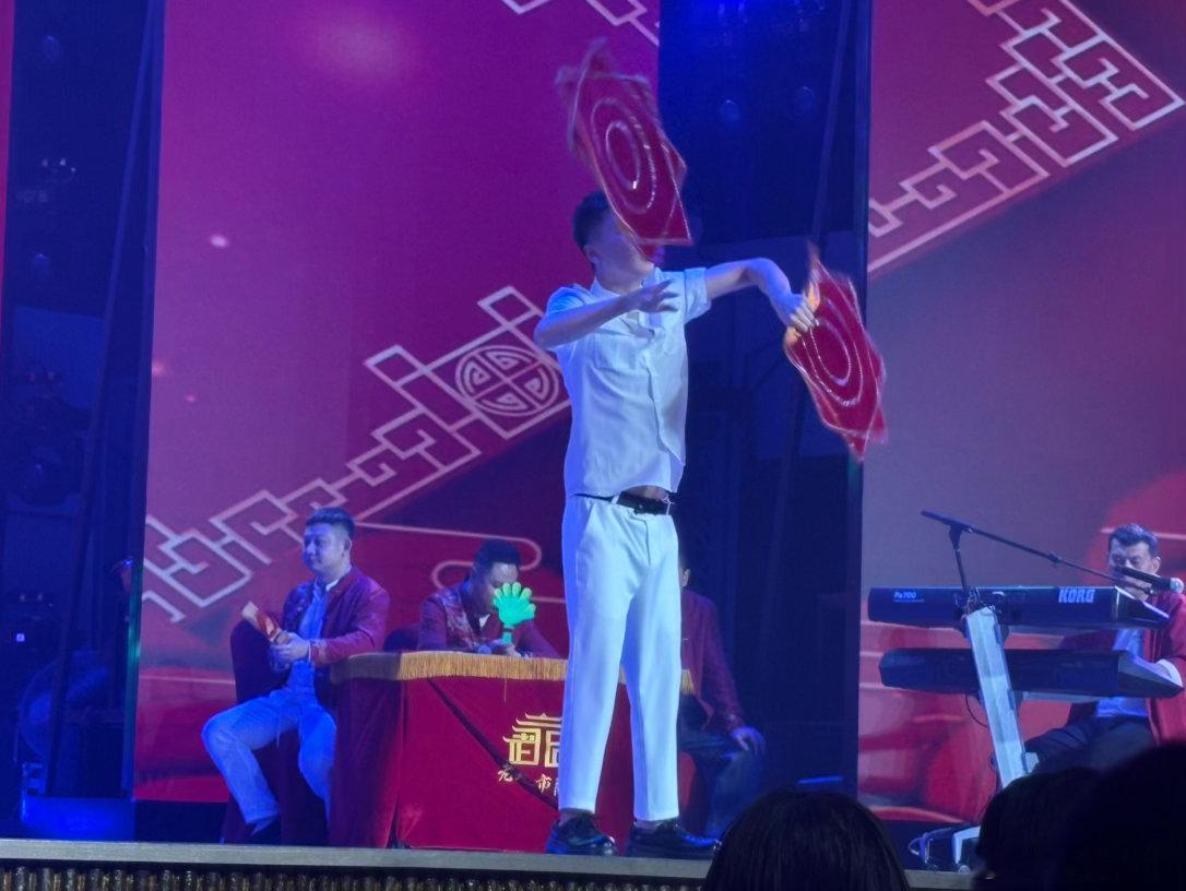 很久没到剧场看演出了昨天到 老北市剧场 看了一场演出说是二人转的场其实内容很丰富