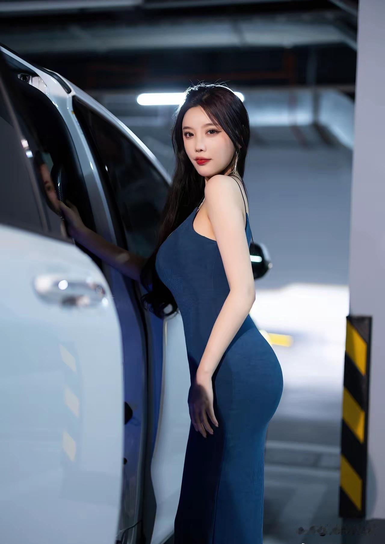 杨晨晨，蓝裙姐姐倚靠豪车回眸，这曼妙身姿简直太吸睛啦，一眼万年就是这种感觉！
